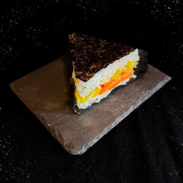 Онигири лосось такуан